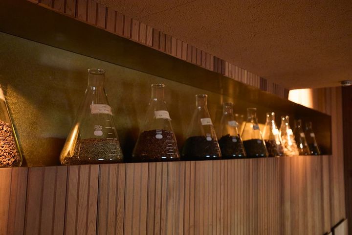 壁には、薬草が入ったフラスコがずらり。まるで化学実験室のような遊び心も