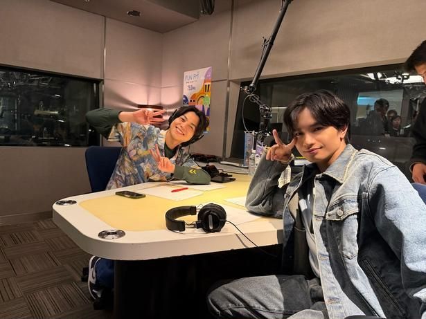 【写真を見る】WEST.の重岡大毅が演じるのは麗司(中島健人)が出演するラジオ番組の放送作家 [c]Storm Labels Inc. All Rights Reserved.