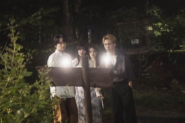 一人ずつ“呪われた木”に向かう肝試しを行うことに [c] 2026映画「口に関するアンケート」製作委員会