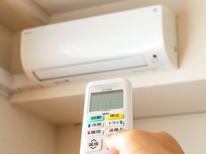 【夏本番前】エアコンから焦げくさいにおい！？大惨事を防ぐために今すぐチェックしたいエアコン・扇風機の注意点