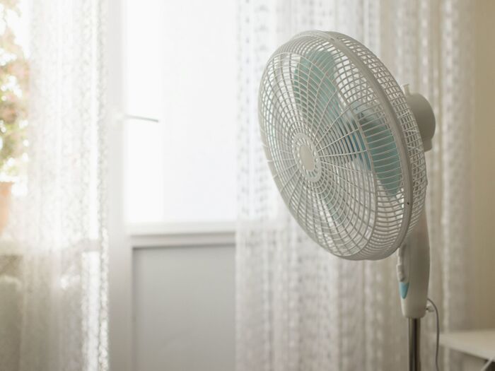 【夏本番前】エアコンから焦げくさいにおい！？大惨事を防ぐために今すぐチェックしたいエアコン・扇風機の注意点