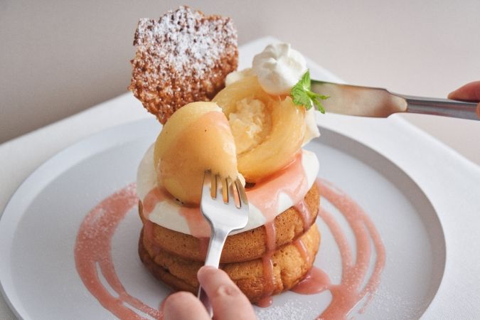 カフェ＆ブックス ビブリオテーク『産地直送“岡山白桃”のデザートフェア』／まるごと“岡山白桃”とミルキークリームのパンケーキ