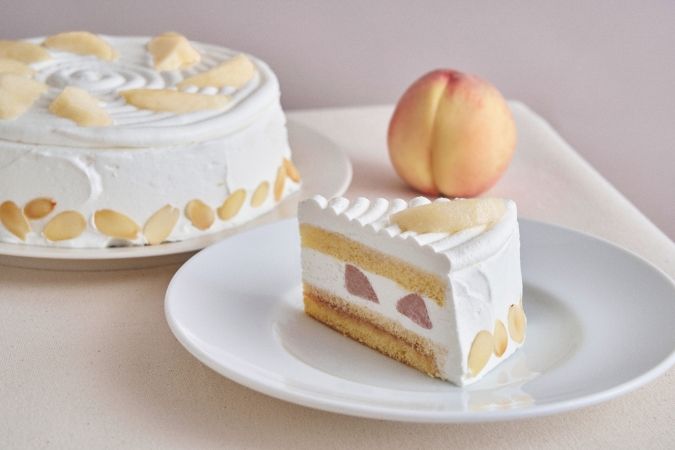 カフェ＆ブックス ビブリオテーク “岡山白桃”のショートケーキ