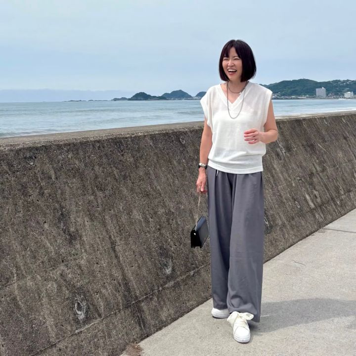 トップス : GU、パンツ : mon cabinet、バッグ : VALENTINO、シューズ : 銀座ワシントン