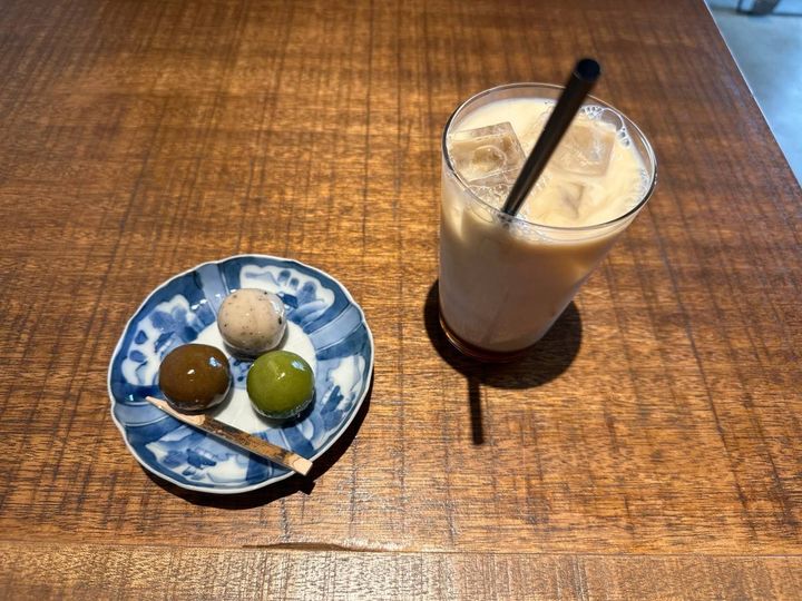 ほうじ茶ラテとあんこ玉