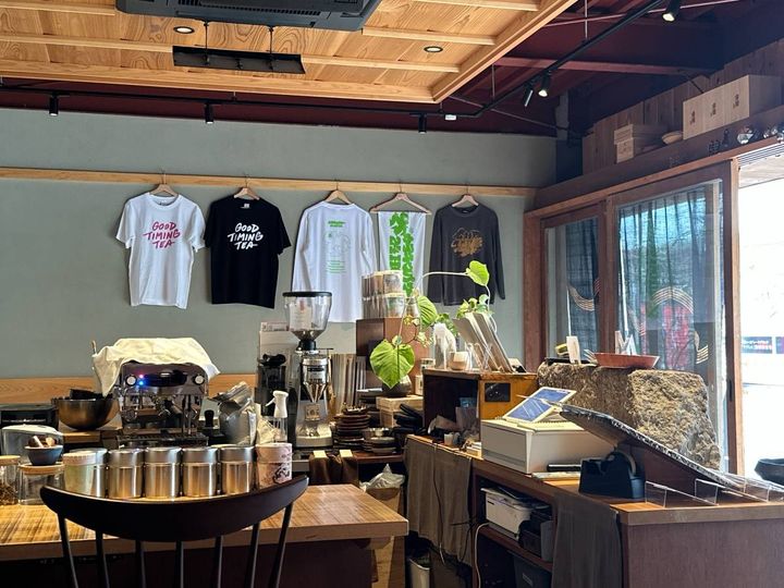 壁に飾られているGOOD TIMING TEAのTシャツ