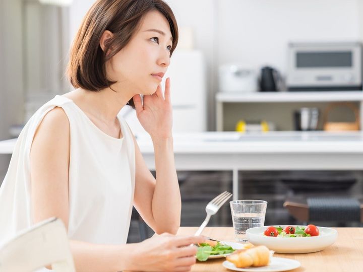 【管理栄養士が回答】栄養バランスのよい食事をしっかりとることは大切です。しかし朝ごはんに限らず、「食べ過ぎ」は老け見えと関連するようです。分かりやすく解説します。（※画像：Shutterstock.com）