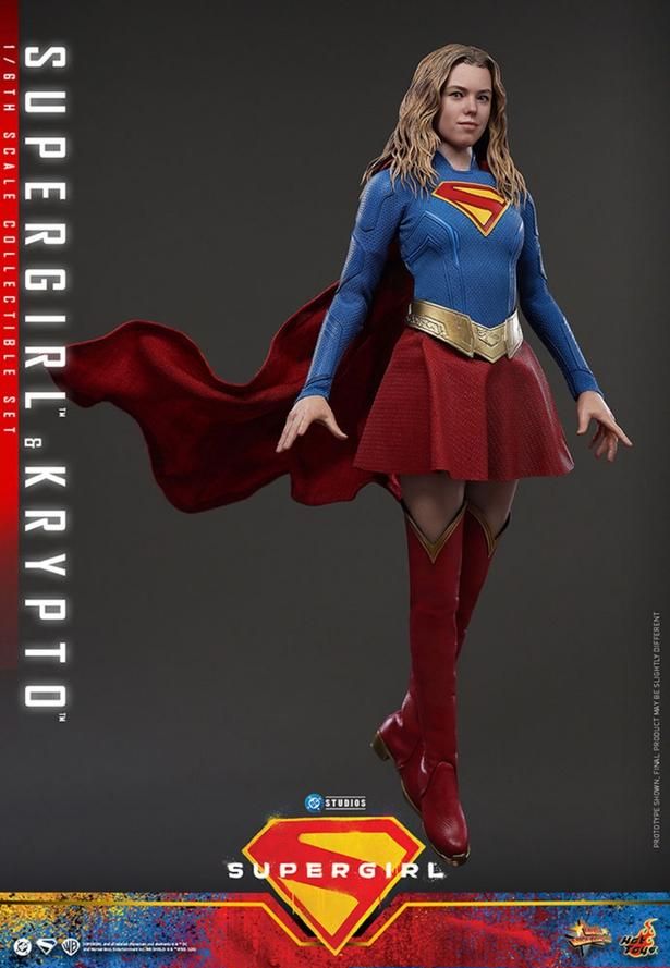 可動やワイヤーによって宙に浮くポージングも可能だ(「【ムービー・マスターピース】『スーパーガール』1/6スケールフィギュア スーパーガール＆クリプト」) SUPERGIRL and all related characters and elements [c] & TM DC and Warner Bros. Entertainment Inc. WB SHIELD: [c] & TM WBEI. (s26)