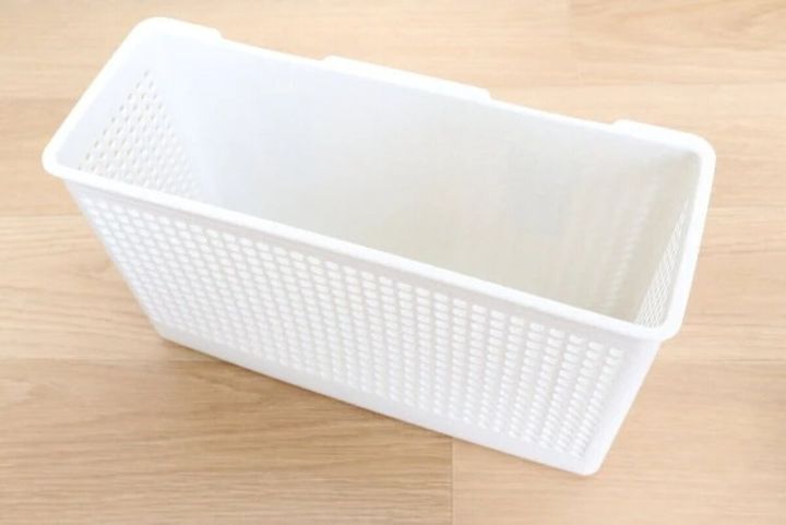 白いメッシュ状のマグネットバスケット
