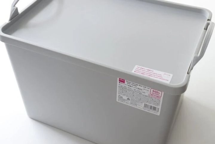 蓋付きのグレーのスクエア収納ボックス