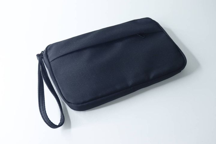 黒いマチ付きポーチを斜め上から見た全体像