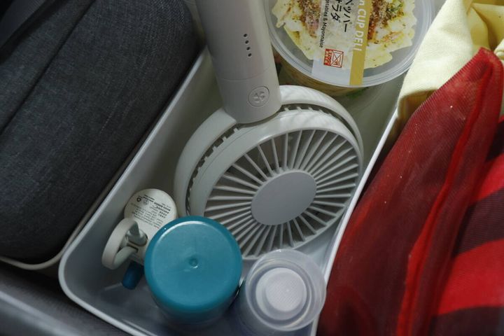 白いソフトライナケースに小型扇風機や化粧品などが整理されて収納されている様子