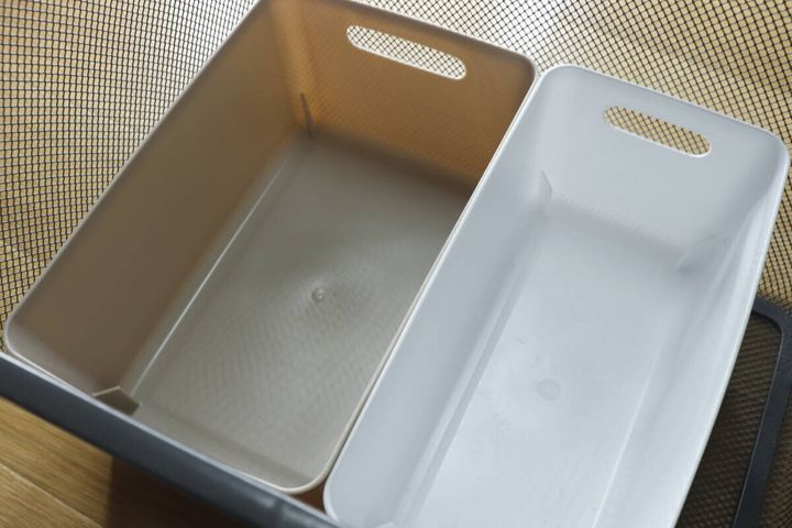 ベージュと白のソフトライナケースが黒いメッシュカゴに入れられている様子