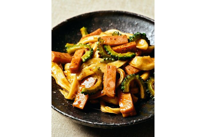 麺と具材を炒める