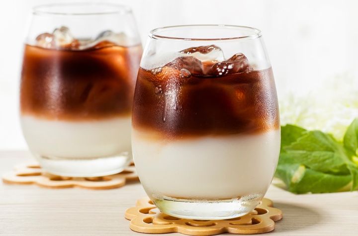 コーヒーとミルクが2層になるツートンアイスコーヒー
