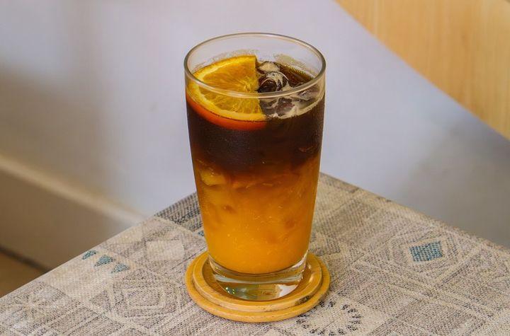 シトラスフルーツコーヒーイメージ オレンジゼリーの層の上にコーヒー、その上にカットオレンジを乗せたドリンク