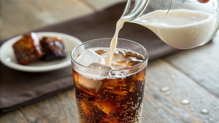 コーヒーソーダにミルク（クリーム）を注ぐイメージ 奥にスコーン おうちカフェイメージ