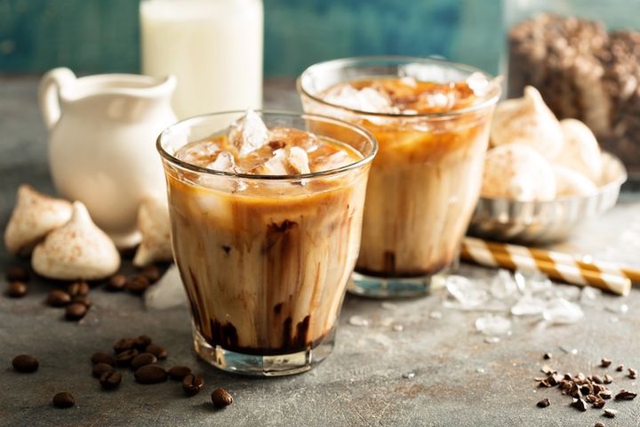 アイスカフェモカ イメージ チョコレートシロップがガラスコップから見える