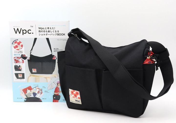 黒いショルダーバッグと付録BOOKのパッケージが並んでいる