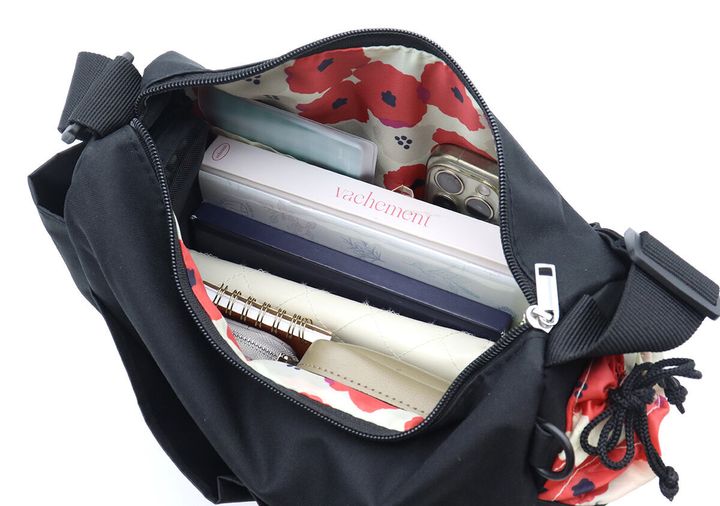 バッグのメイン収納に本や手帳など荷物がたくさん入っている