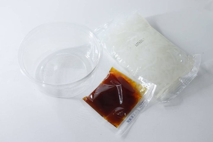 麻辣湯こんにゃくヌードルの麺、スープ、空のカップ