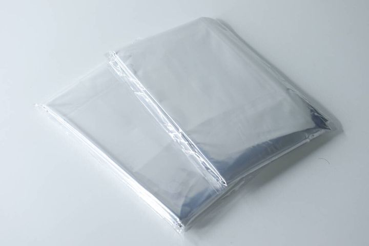 銀色の緊急簡易ブランケットが2枚重ねて置かれている