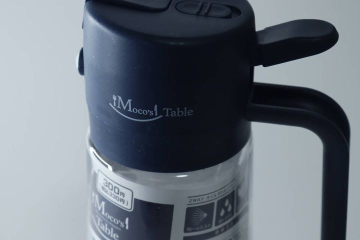 オイルボトル上部のMoco's Tableロゴ
