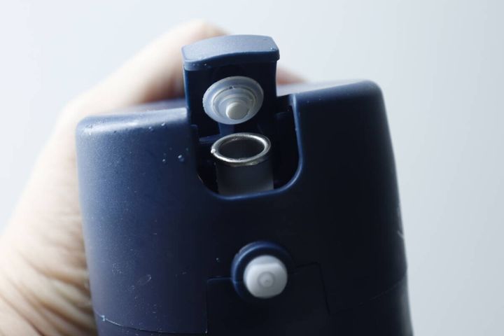 オイルボトルの注ぎ口が開いた状態のアップ