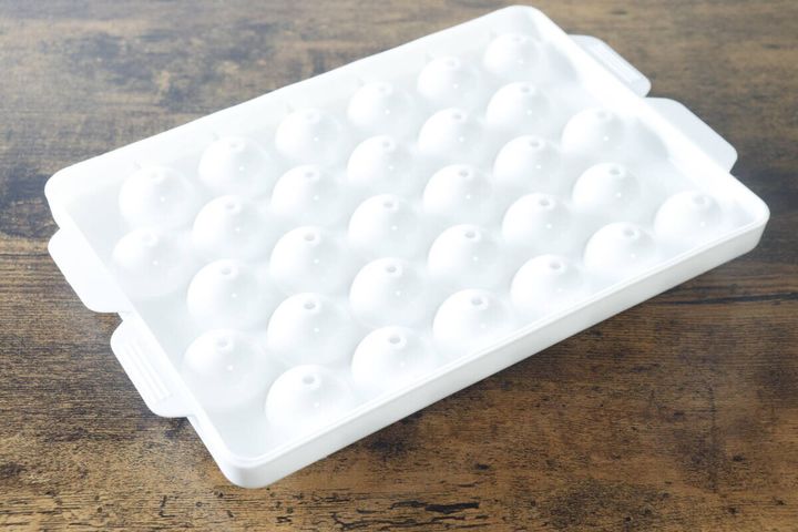 白い製氷トレー小さな丸型を上から見た様子