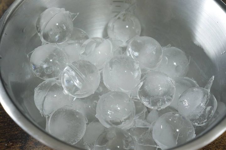 ステンレスボウルにたくさん入った丸い氷