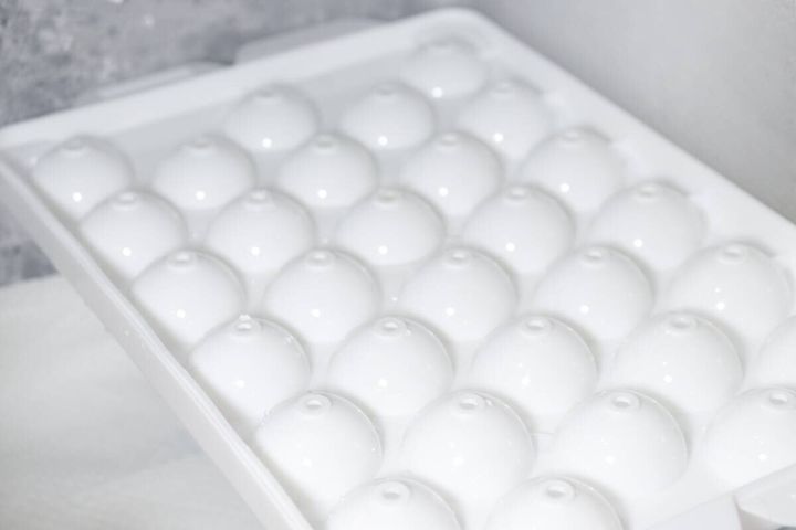 水を入れた製氷トレーの上下を重ねた状態