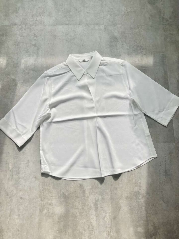 白いレーヨンスキッパーブラウスを平置きした俯瞰