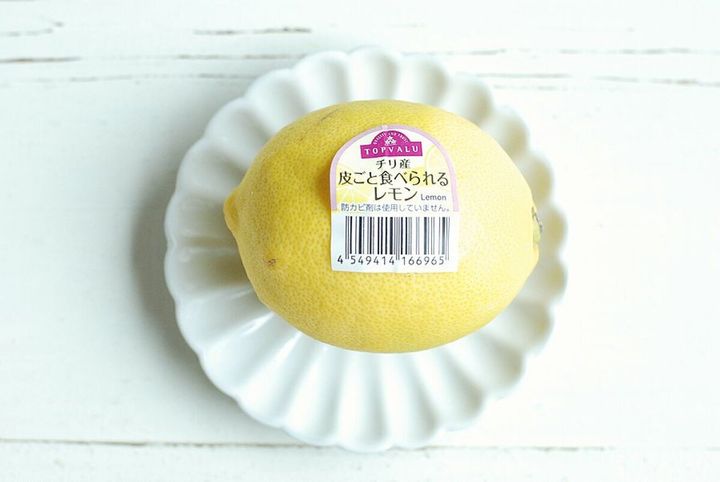 白い皿に乗せられた皮ごと食べられるチリ産レモンのアップ