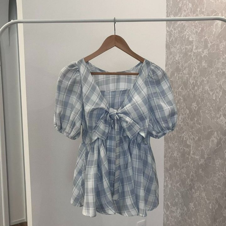 水色チェック柄の前後2WAYブラウスがハンガーに掛かっている