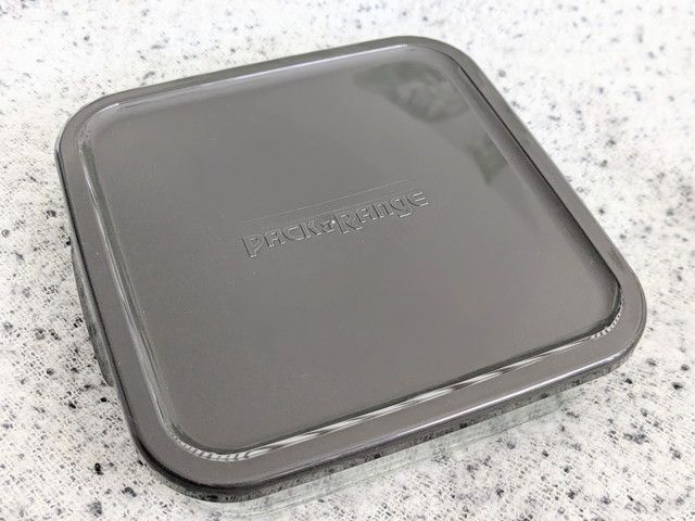 iwakiパック＆レンジ限定カラーの蓋アップ。PACK&RANGEのロゴ入りダークグレーの蓋
