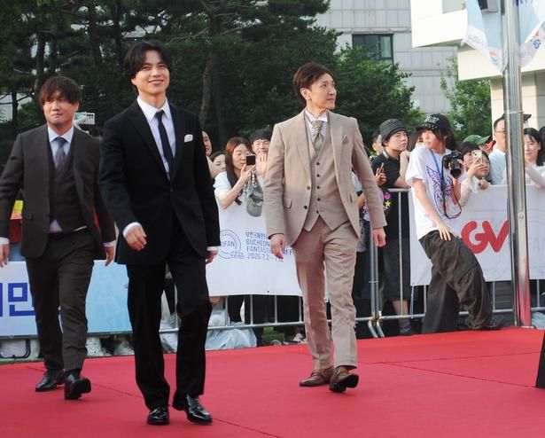 レッドカーペットを歩く重岡大毅、近藤亮太監督、原案・脚本・プロデュースを担当した岡田道尚 [c] 2026 Gaga Corporation/Storm Labels Inc./Studio i3