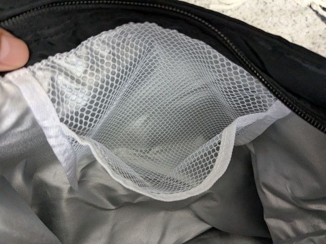 内部のメッシュポケットをクローズアップした写真