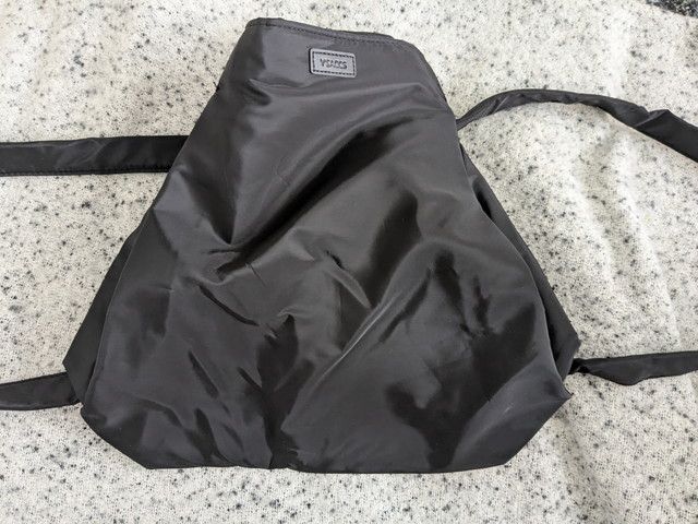 リュックスタイルにした際のストラップと背面の写真