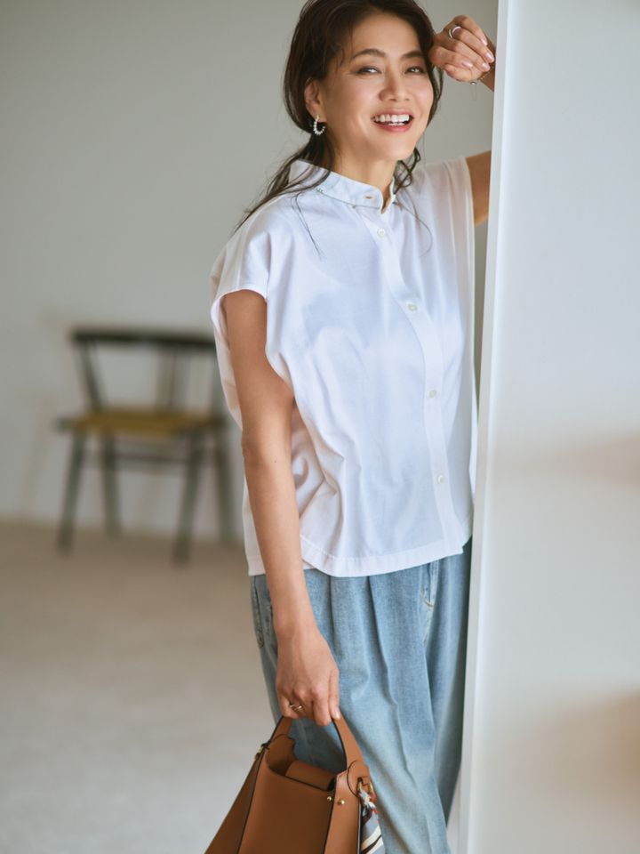ブラウス¥137,500、デニムパンツ¥ 215,600／ともにファビアナ フィリッピ （コロネット）、バッグ（スカーフつき）¥99,000／ストラスベリー、ブレスレット¥825,000、リング（左手）¥794,200、 リング（右手）¥499,400［参考価格］、 ピアス¥400,400／すべてTASAKI