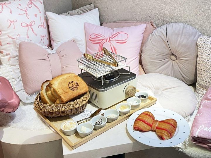 左から「クンパンセット／焼きたてトースト」1518円、「リボンクロワッサン フランボワーズ」626円