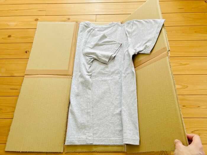 Tシャツが秒でぴしっと畳める『段ボール製たたみ機』が超便利。これは手放せなくなりますよ♪