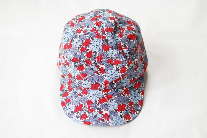 【ユニクロ】40代・50代の夏コーデのアクセントに。人気沸騰中の『花柄キャップ』は売り切れ間近。急いでゲットして～！！