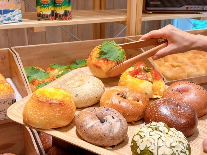 AREUM BAGEL トングで撮る姿