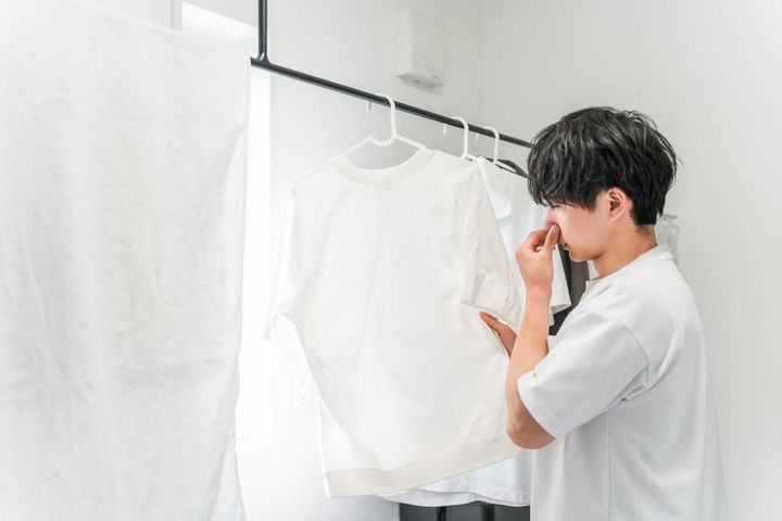 部屋干しの際に洗濯物の生乾きを防ぐには？（画像はイメージ）