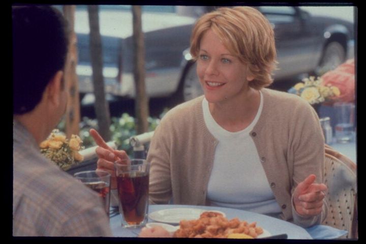 メグ・ライアンのファッションも可愛い。『ユー・ガット・メール』 © 1998 Warner Bros. Entertainment Inc. All rights reserved.