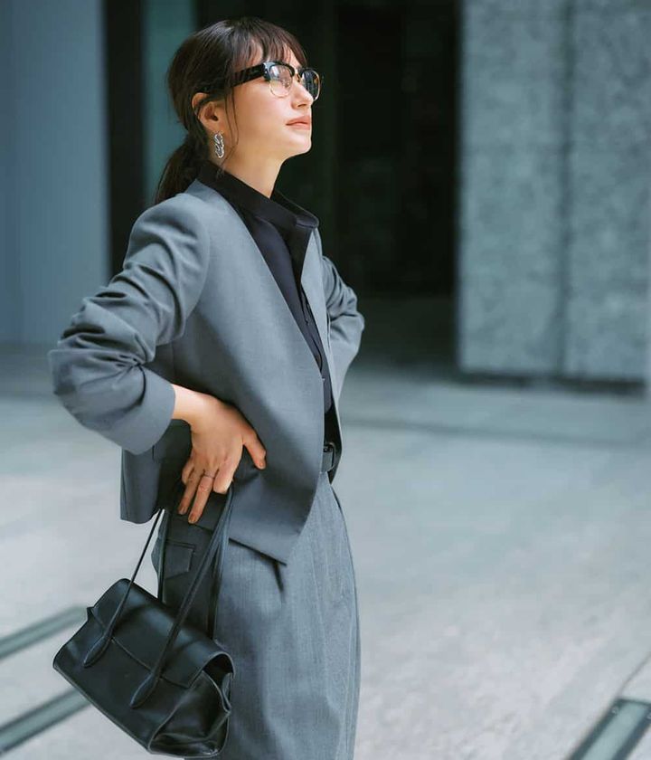 佐田真由美 グレージャケット グレーロングスカート メガネ 通勤コーデ