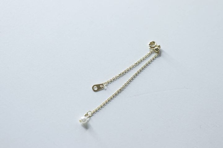 白い背景に置かれたゴールドのアジャスター