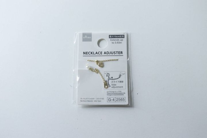 パッケージに入ったゴールドのネックレスアジャスター