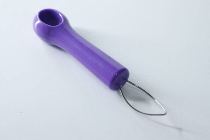 紫色のぶどうの皮むき器のワイヤー部分のアップ