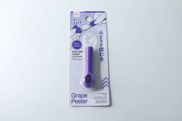 パッケージに入った紫色のぶどうの皮むき器